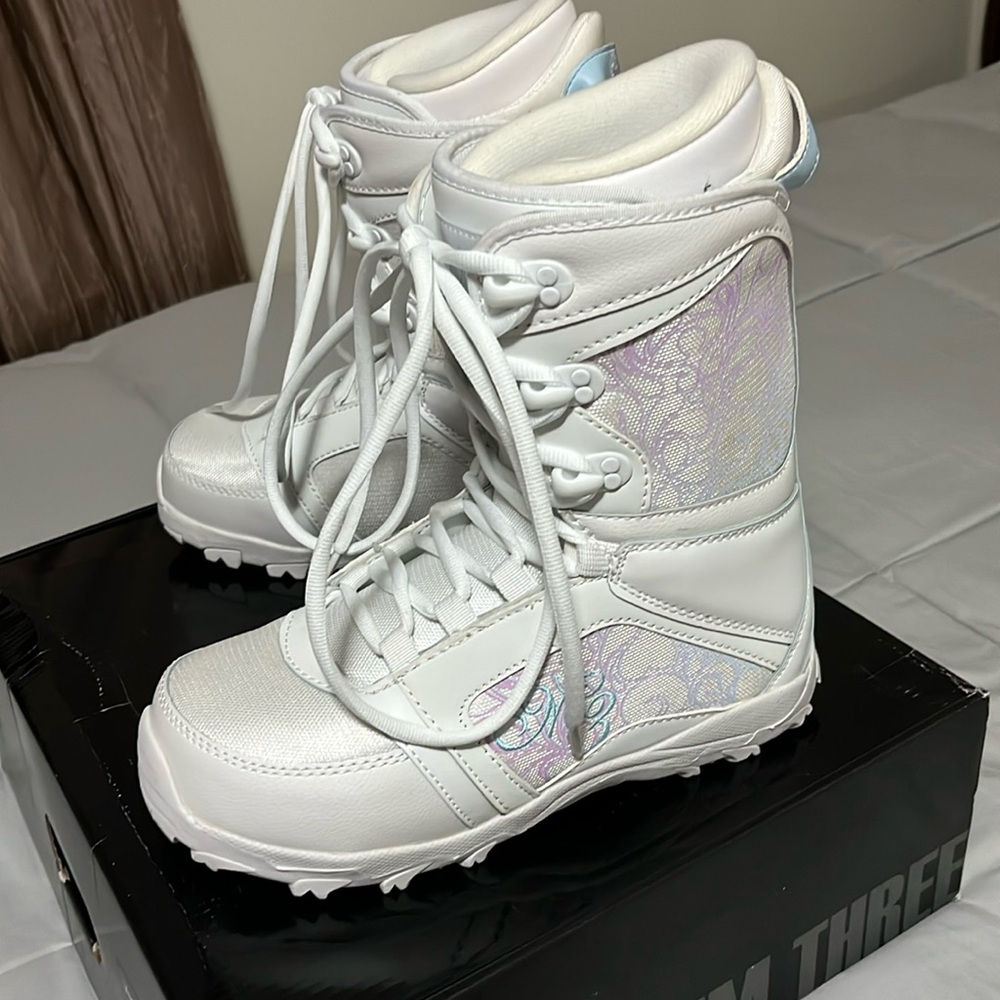 Millennium Three Venus womans lace up snowboard boots.